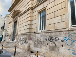 Raid vandalici su palazzi e monumenti della città, nei guai 4 minori: alcuni agivano con la connivenza dei genitori - Corriere Salentino