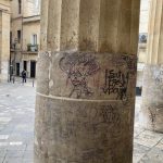 Raid vandalici su palazzi e monumenti della città, nei guai 4 minori: alcuni agivano con la connivenza dei genitori - Corriere Salentino