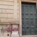 Raid vandalici su palazzi e monumenti della città, nei guai 4 minori: alcuni agivano con la connivenza dei genitori - Corriere Salentino
