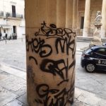 Raid vandalici su palazzi e monumenti della città, nei guai 4 minori: alcuni agivano con la connivenza dei genitori - Corriere Salentino