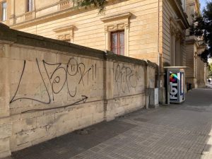 Raid vandalici su palazzi e monumenti della città, nei guai 4 minori: alcuni agivano con la connivenza dei genitori - Corriere Salentino