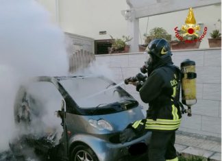 Risveglio di fuoco a Porto Cesareo, brucia una Smart: danni ma nessun ferito