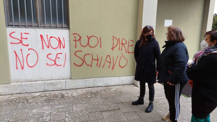 Scritte “No Vax” sulla sede della Cgil di Lecce, il sindacato: “Non ci faremo intimidire”. Indaga la Digos - Corriere Salentino