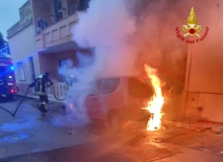 Alba di fuoco nel basso Salento, alle fiamme una Fiat Seicento: si indaga sulle cause