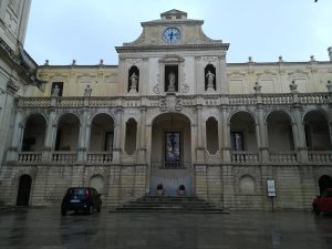 “Il dolore della madre mentre il figlio soffre”: l’immagine della Madonna e di Gesù dietro le vetrate dell’episcopio, simbolo di solidarietà per l’Ucraina - Corriere Salentino