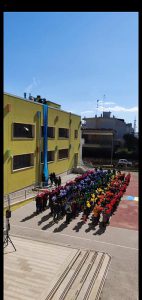 Il “no” alla guerra dei bambini della scuola primaria San Domenico Savio di Lecce con un flash mob e i colori della pace - Corriere Salentino
