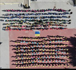 Il “no” alla guerra dei bambini della scuola primaria San Domenico Savio di Lecce con un flash mob e i colori della pace - Corriere Salentino
