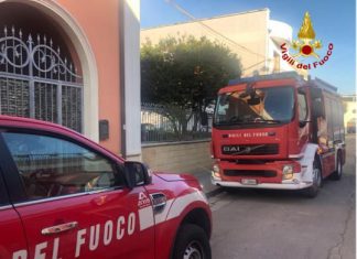 Prova a spegnere le fiamme in casa, ma resta ustionato: 77enne tratto in salvo dai vigili del fuoco