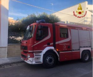 Prova a spegnere le fiamme in casa, ma resta ustionato: 77enne tratto in salvo dai vigili del fuoco - Corriere Salentino
