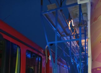 Mezzo dei vigili del fuoco resta bloccato dall’impalcatura: traffico in tilt