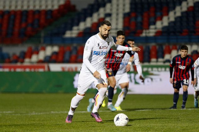 Il Lecce parte bene, ma poi è costretto ad inseguire: a Cosenza è solo 2 a 2 - Corriere Salentino