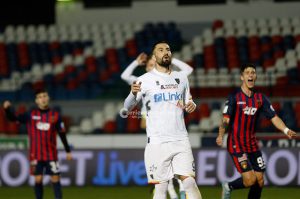 Le pagelle dei giallorossi: Simic regala i due gol; Coda un gigante delizia e croce; Blin salva Baroni - Corriere Salentino