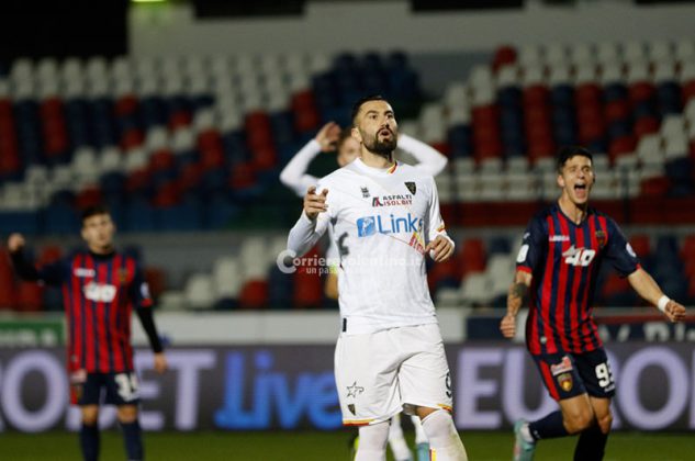 Il Lecce parte bene, ma poi è costretto ad inseguire: a Cosenza è solo 2 a 2 - Corriere Salentino