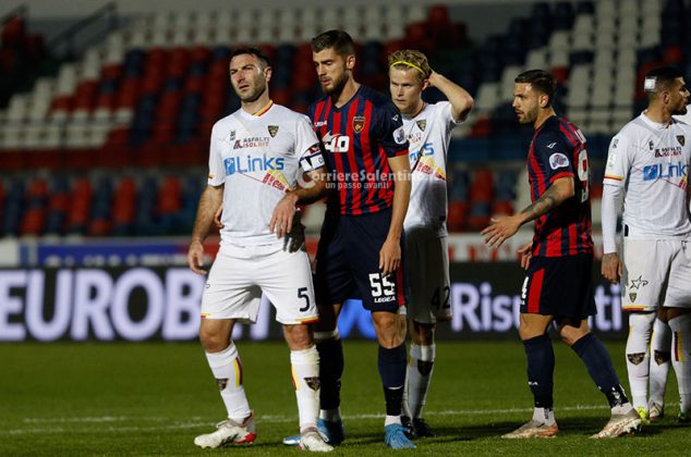 Il Lecce parte bene, ma poi è costretto ad inseguire: a Cosenza è solo 2 a 2 - Corriere Salentino