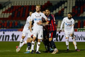 Le pagelle dei giallorossi: Simic regala i due gol; Coda un gigante delizia e croce; Blin salva Baroni - Corriere Salentino