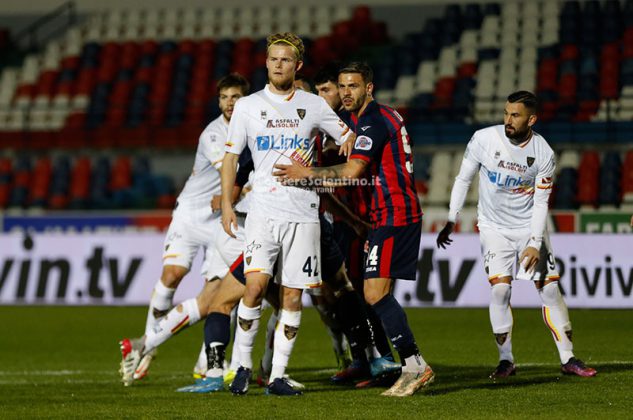 Il Lecce parte bene, ma poi è costretto ad inseguire: a Cosenza è solo 2 a 2 - Corriere Salentino