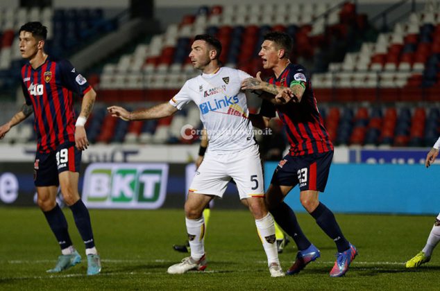 Il Lecce parte bene, ma poi è costretto ad inseguire: a Cosenza è solo 2 a 2 - Corriere Salentino