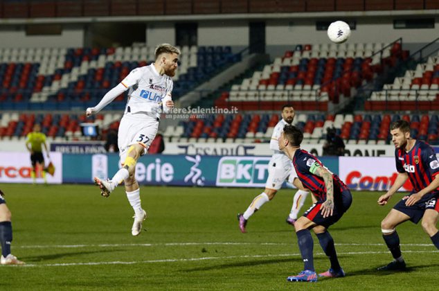 Il Lecce parte bene, ma poi è costretto ad inseguire: a Cosenza è solo 2 a 2 - Corriere Salentino