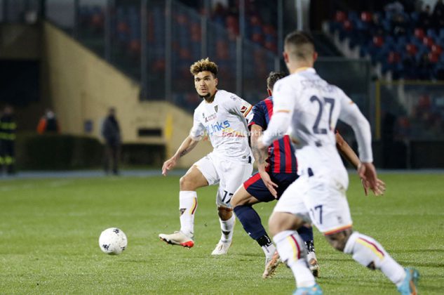 Il Lecce parte bene, ma poi è costretto ad inseguire: a Cosenza è solo 2 a 2 - Corriere Salentino