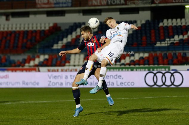 Il Lecce parte bene, ma poi è costretto ad inseguire: a Cosenza è solo 2 a 2 - Corriere Salentino