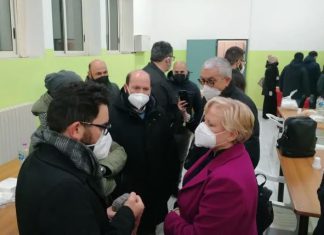 Le istituzioni salutano i profughi ucraini appena arrivati: molti sono bambini