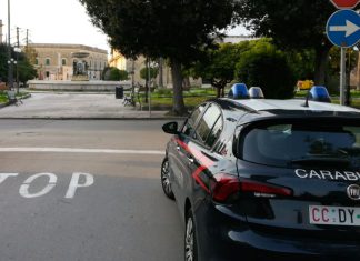 Esce per andare a scuola e sparisce: 15enne ritrovata nelle campagne con bruciature sul viso. È mistero