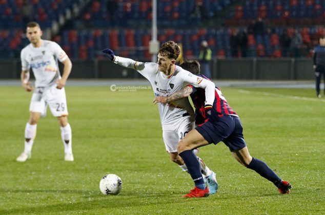 Il Lecce parte bene, ma poi è costretto ad inseguire: a Cosenza è solo 2 a 2 - Corriere Salentino