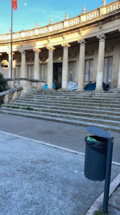 Degrado in Piazza Italia-Monumento dei Caduti, Andrea Guido: un campeggio con annessa discarica a cielo aperto - Corriere Salentino