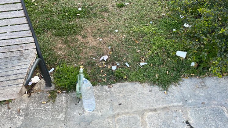 Degrado in Piazza Italia-Monumento dei Caduti, Andrea Guido: un campeggio con annessa discarica a cielo aperto - Corriere Salentino