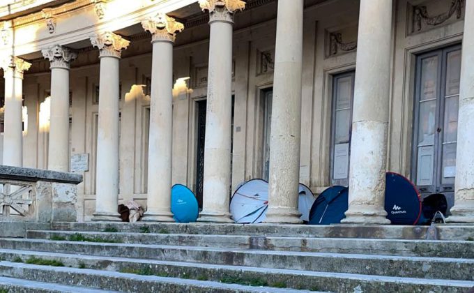 Degrado in Piazza Italia-Monumento dei Caduti, Andrea Guido: un campeggio con annessa discarica a cielo aperto - Corriere Salentino