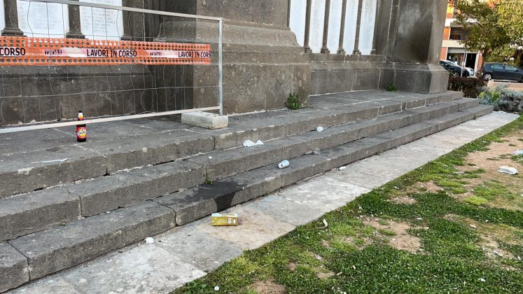 Degrado in Piazza Italia-Monumento dei Caduti, Andrea Guido: un campeggio con annessa discarica a cielo aperto - Corriere Salentino