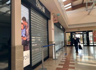 Terrore al centro commerciale: due banditi irrompono armati e sfasciano le vetrine per rapinare gioielleria