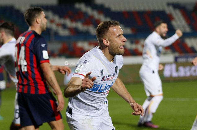 Il Lecce parte bene, ma poi è costretto ad inseguire: a Cosenza è solo 2 a 2 - Corriere Salentino