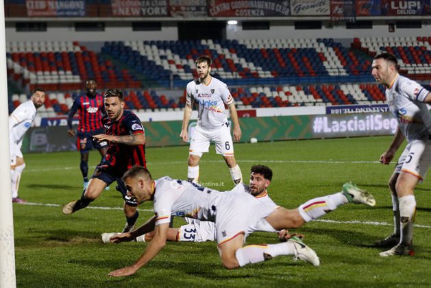 Il Lecce parte bene, ma poi è costretto ad inseguire: a Cosenza è solo 2 a 2 - Corriere Salentino