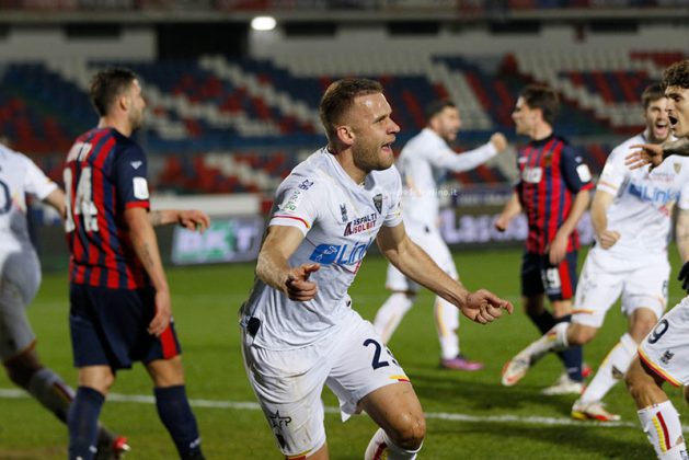 Il Lecce parte bene, ma poi è costretto ad inseguire: a Cosenza è solo 2 a 2 - Corriere Salentino