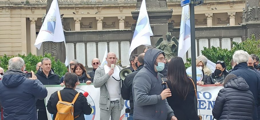 Sit – in del Movimento Regione Salento al Monumento dei Caduti di Lecce: basta degrado - Corriere Salentino