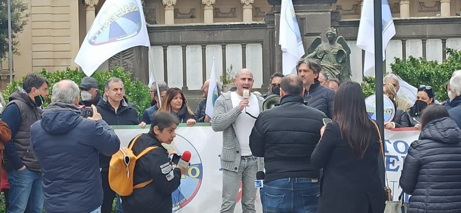 Sit – in del Movimento Regione Salento al Monumento dei Caduti di Lecce: basta degrado - Corriere Salentino