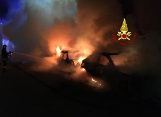 Un rogo distrugge due auto ed intacca l’impianto del gas, che fuoriesce: i vigili del fuoco evitano il peggio