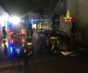 Un rogo distrugge due auto ed intacca l'impianto del gas, che fuoriesce: i vigili del fuoco evitano il peggio - Corriere Salentino