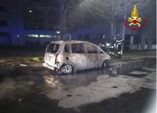 Festeggia il compleanno, poi gli incendiano l’auto: misterioso atto intimidatorio a Nardò