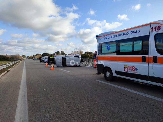 Perde il controllo dell'auto e si ribalta sulla statale: paura per una donna - Corriere Salentino
