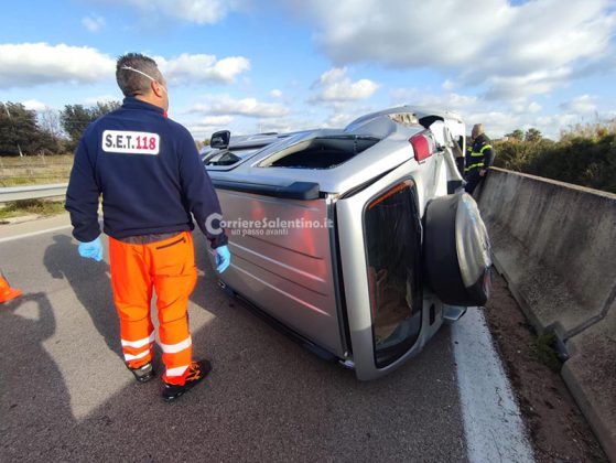 Perde il controllo dell'auto e si ribalta sulla statale: paura per una donna - Corriere Salentino