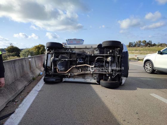 Perde il controllo dell'auto e si ribalta sulla statale: paura per una donna - Corriere Salentino
