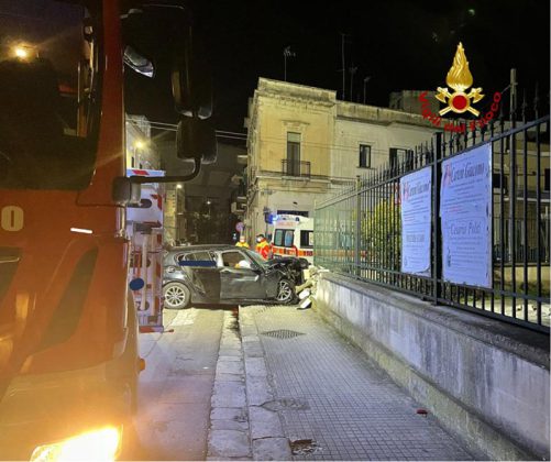 Con l'auto contro il muro della Chiesa dell’Idria: 40enne in Rianimazione, positivo ad alcol e droghe - Corriere Salentino