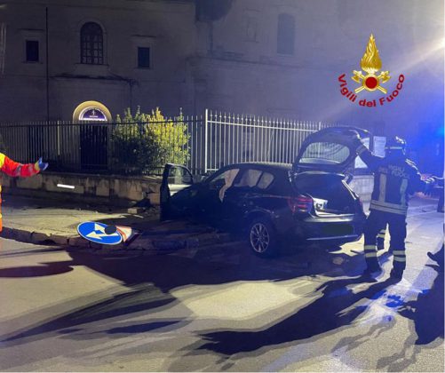 Con l'auto contro il muro della Chiesa dell’Idria: 40enne in Rianimazione, positivo ad alcol e droghe - Corriere Salentino