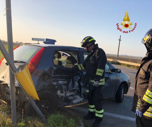 Impatto tra auto sulla provinciale, una si ribalta: feriti i conducenti - Corriere Salentino