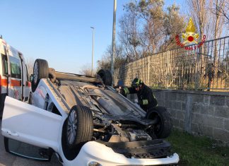 Impatto tra auto sulla provinciale, una si ribalta: feriti i conducenti