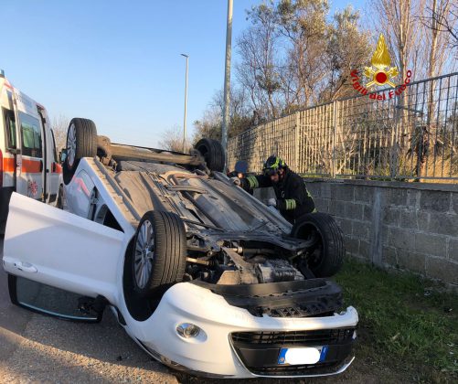 Impatto tra auto sulla provinciale, una si ribalta: feriti i conducenti - Corriere Salentino