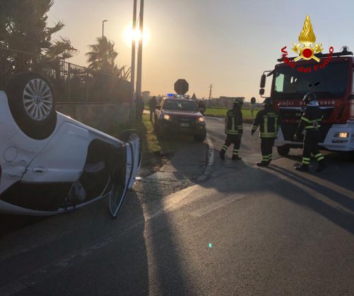 Impatto tra auto sulla provinciale, una si ribalta: feriti i conducenti - Corriere Salentino