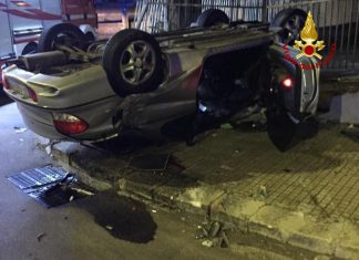 Schianto nella notte: auto si ribalta e va a schiantarsi contro muretto. Ferito 33enne